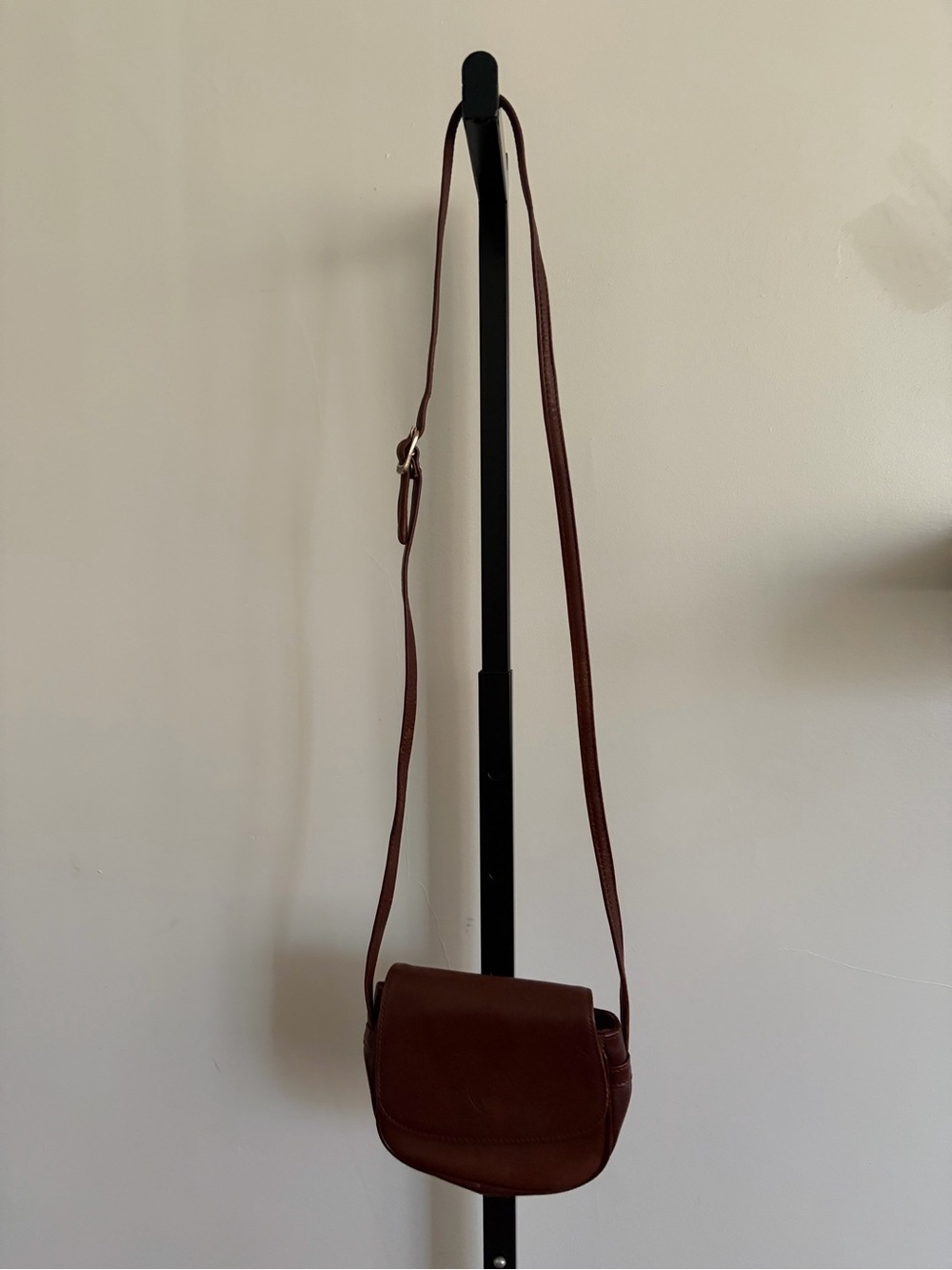 Vintage Cassis Classic Brown Leather Crossbody Bag - Timeless Everyday Carry